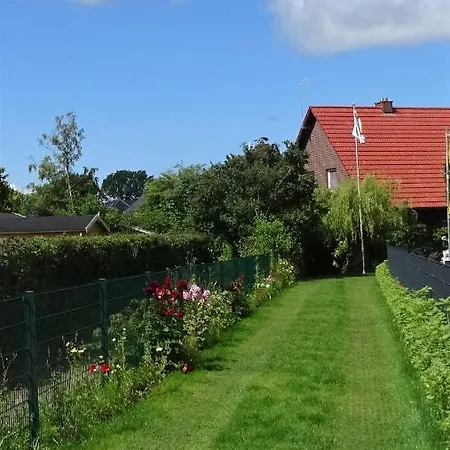 Ferienhaus Eulenhaus Im Urigen Garten Nyaraló Zingst
