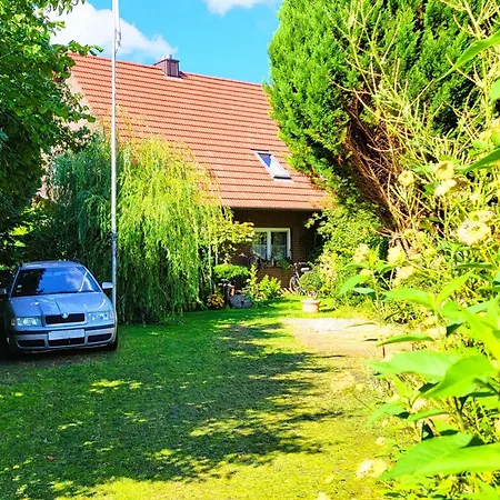 Eule West Und Eule Ost Feriehaeuser Im Urigen Garten * Zingst