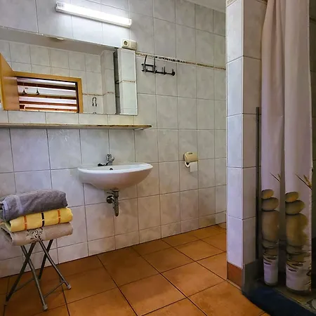 Eule West Und Eule Ost Feriehaeuser Im Urigen Garten Apartment Zingst